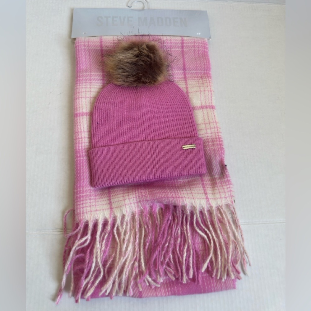 Steve Madden || Woman’s pink and white Beanie and Scarf Set (one size )